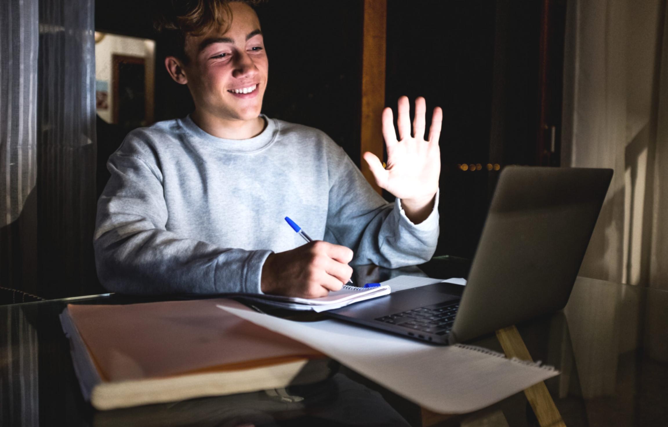 Videobearbeitungsworkshop mit professioneller Ausrüstung